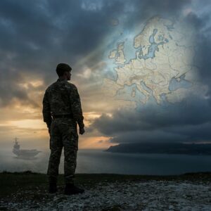 Soldat face à carte de l’Europe dans le ciel